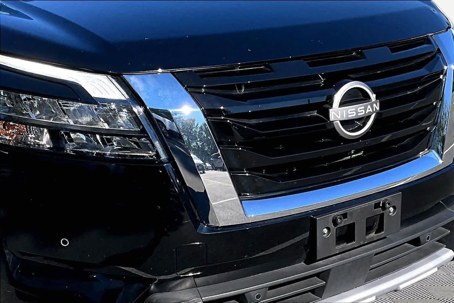 Used 2025 Nissan Pathfinder SL AWD/4WD image 30