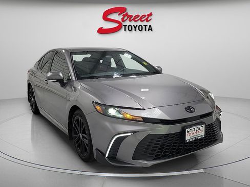 Certified 2025 Toyota Camry SE FWD image 5