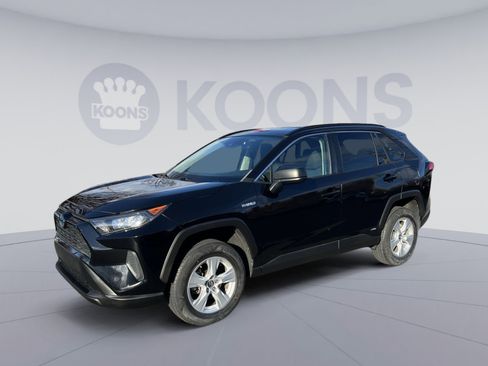 Used 2020 Toyota RAV4 LE image 1