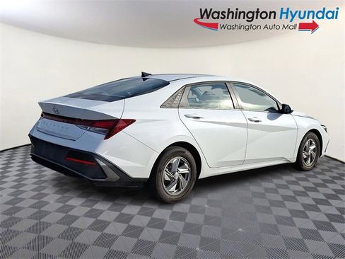 Certified 2025 Hyundai Elantra SE image 6