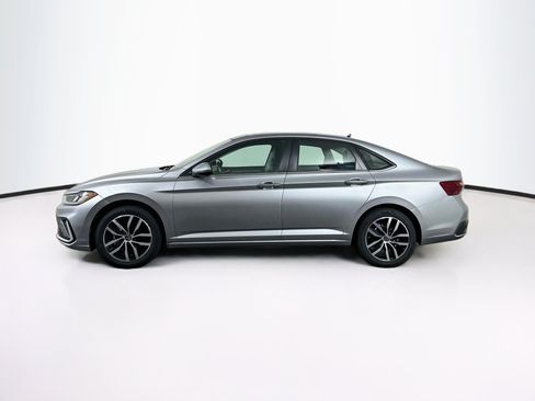 Used 2025 Volkswagen Jetta SE FWD image 4