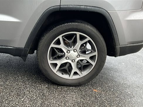 Used 2019 Jeep Grand Cherokee Limited image 12