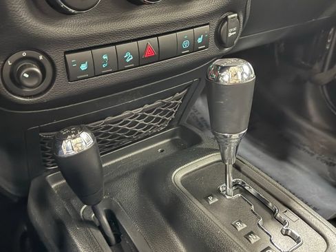 Used 2018 Jeep Wrangler Unlimited Rubicon w/ Connectivity Group AWD/4WD image 24