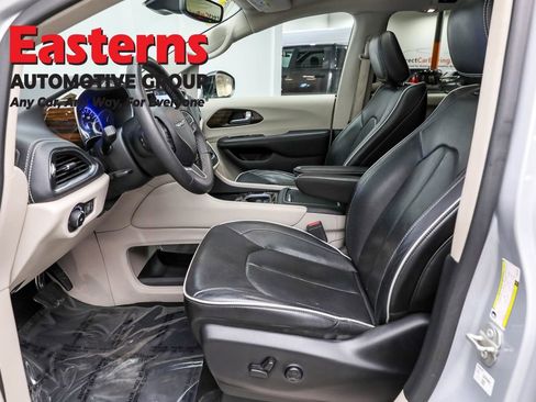 Used 2023 Chrysler Pacifica Limited image 14