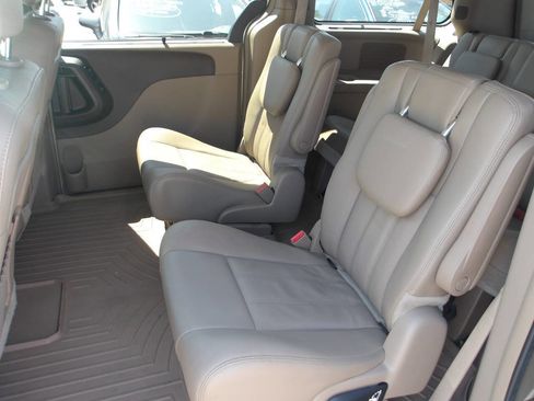 Used 2015 Chrysler Town & Country Touring-L w/ Driver Convenience Group image 9