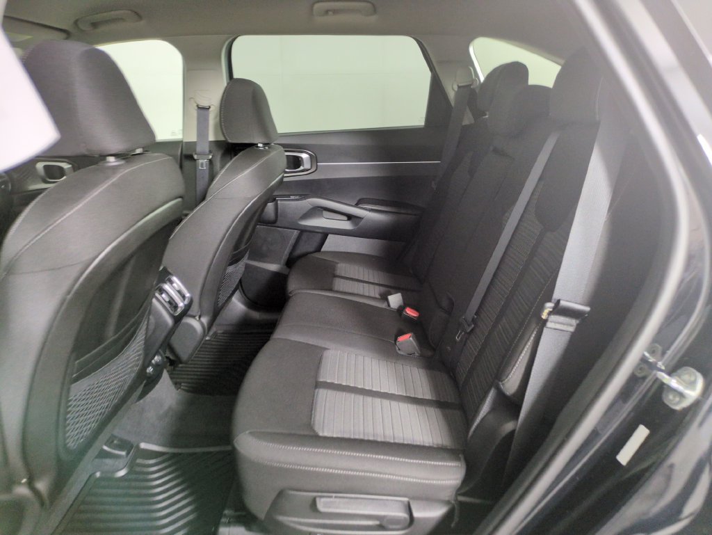 Used 2023 Kia Sorento LX FWD image 29