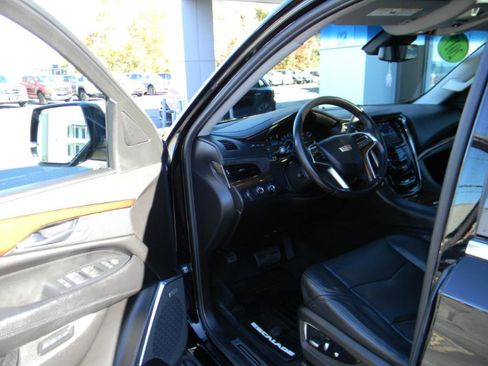 Used 2017 Cadillac Escalade Luxury image 16