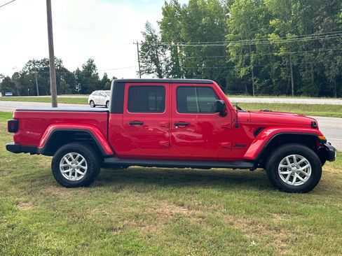 Used 2023 Jeep Gladiator Sport AWD/4WD image 2