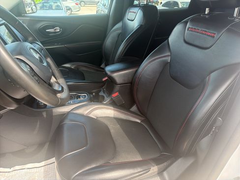 Used 2020 Jeep Cherokee Trailhawk AWD/4WD image 9