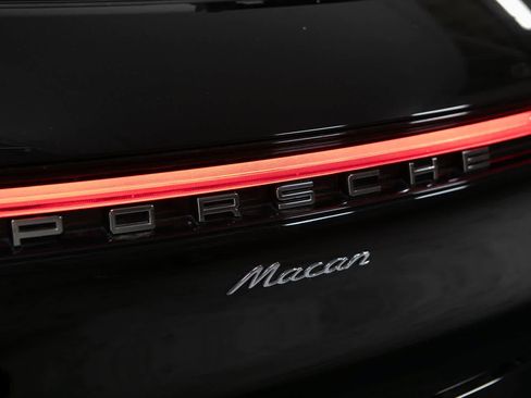Certified 2024 Porsche Macan AWD/4WD image 19