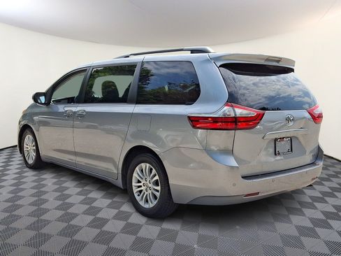 Used 2016 Toyota Sienna XLE Premium FWD image 4