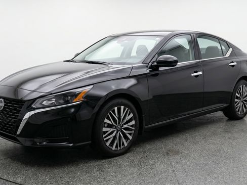 Used 2025 Nissan Altima 2.5 SV FWD image 3