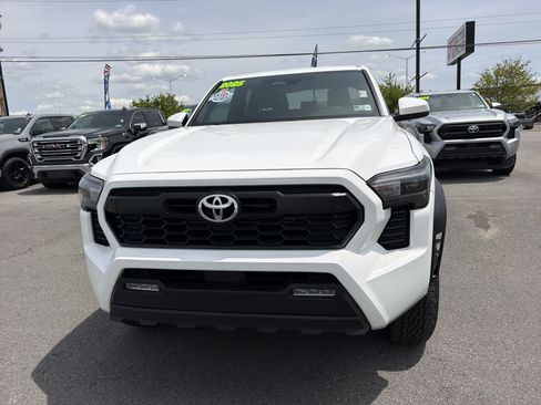 Used 2025 Toyota Tacoma TRD Off-Road AWD/4WD image 2
