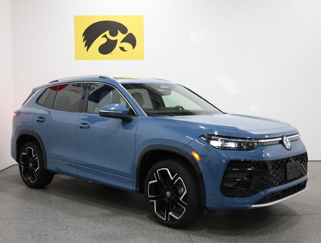 Used 2025 Volkswagen Tiguan SEL R-Line AWD/4WD image 6