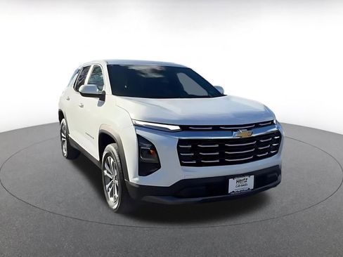 Used 2025 Chevrolet Equinox LT image 3
