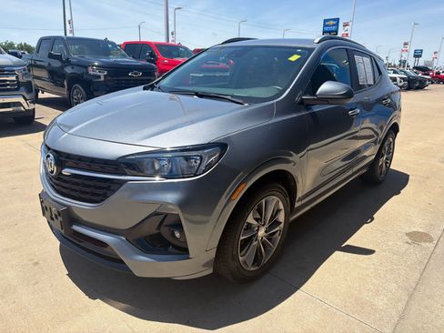 Used 2022 Buick Encore GX Select w/ Sport Touring Package FWD image 2