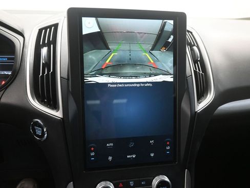 Used 2023 Ford Edge SE image 3