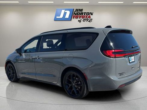 Used 2025 Chrysler Pacifica Limited FWD image 7