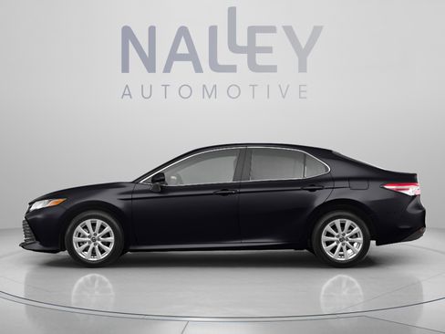 Used 2018 Toyota Camry LE image 2