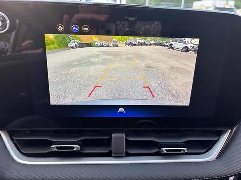 Used 2025 Chevrolet Equinox LT AWD/4WD image 13