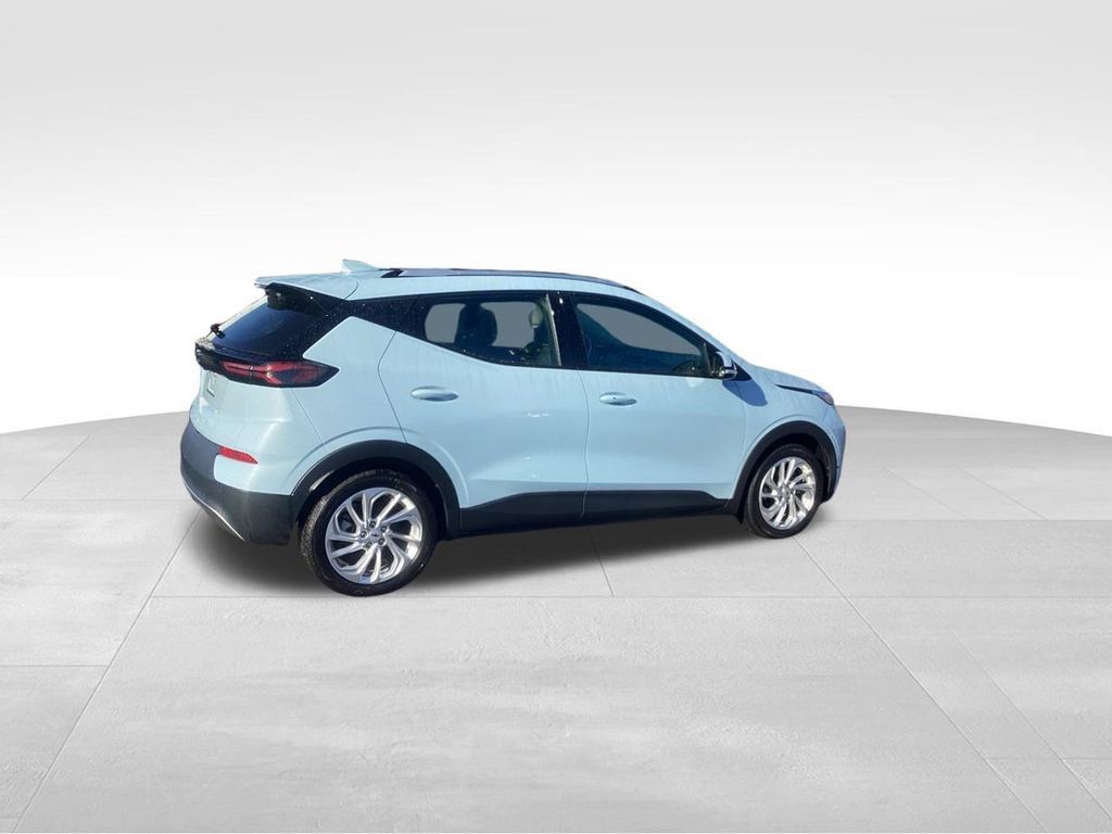 Used 2022 Chevrolet Bolt EUV LT w/ Comfort Package FWD image 7