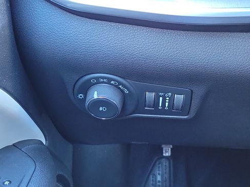 Used 2025 Jeep Compass Limited image 10