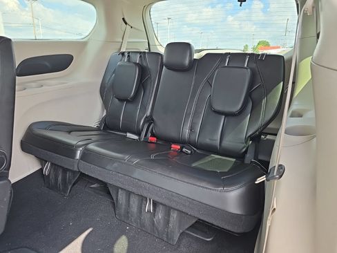 Used 2023 Chrysler Pacifica Touring-L FWD image 37