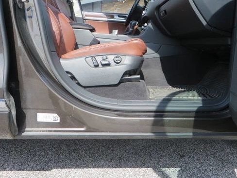 Used 2016 Volkswagen Touareg Sport image 28