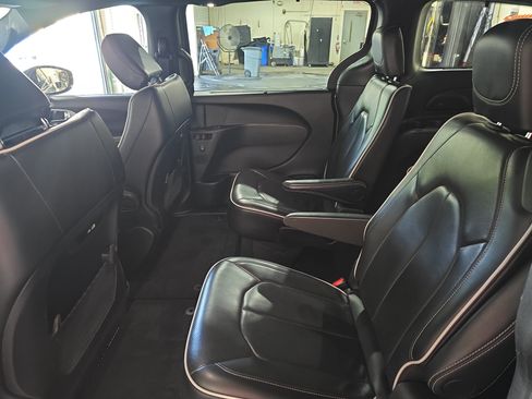 Used 2025 Chrysler Pacifica Limited FWD image 12