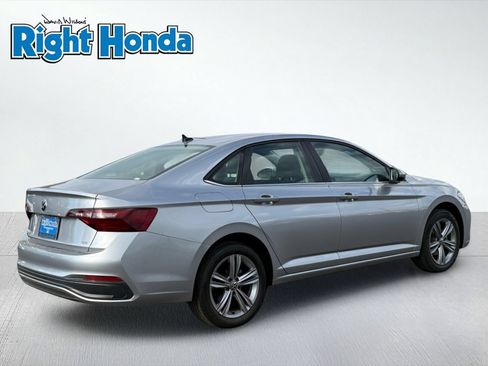 Used 2024 Volkswagen Jetta SE FWD image 8