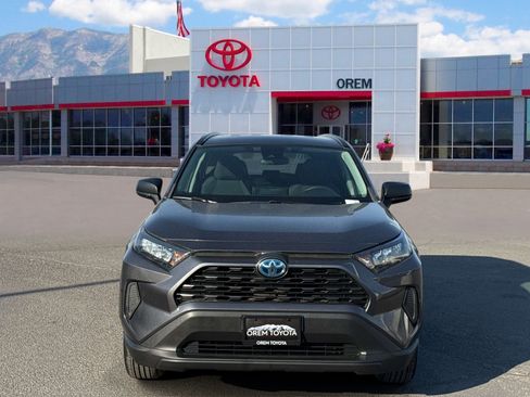 Used 2022 Toyota RAV4 LE AWD/4WD image 2