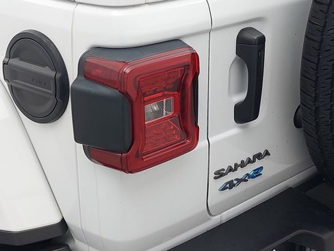 Used 2025 Jeep Wrangler Unlimited Sahara w/ Safety Group image 34