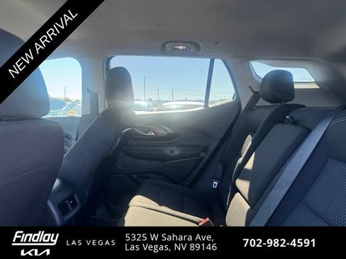 Used 2024 GMC Terrain SLE w/ Driver Convenience Package FWD image 7