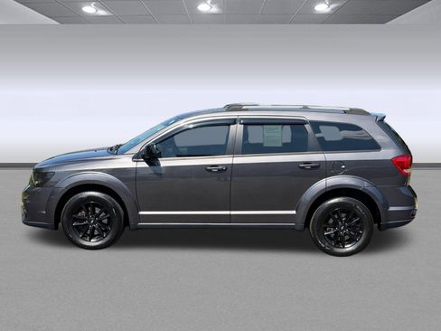 Used 2019 Dodge Journey SE w/ Blacktop Package FWD image 2