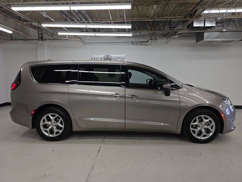 Used 2017 Chrysler Pacifica Touring Plus w/ Tire & Wheel Group FWD image 6