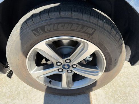 Used 2019 Ford Edge SEL w/ Equipment Group 201A FWD image 17