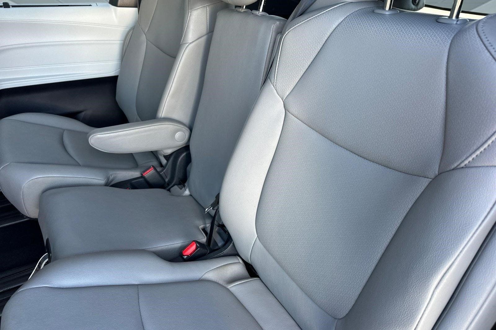 Used 2026 Toyota Sienna XLE FWD image 23