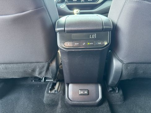 Used 2025 Toyota Highlander LE FWD image 8