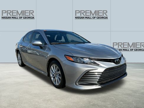 Used 2022 Toyota Camry LE image 3