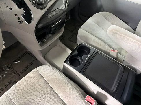 Used 2013 Toyota Sienna LE FWD image 25