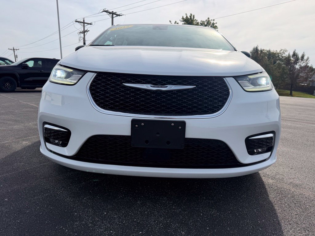 Used 2025 Chrysler Pacifica Select FWD image 2