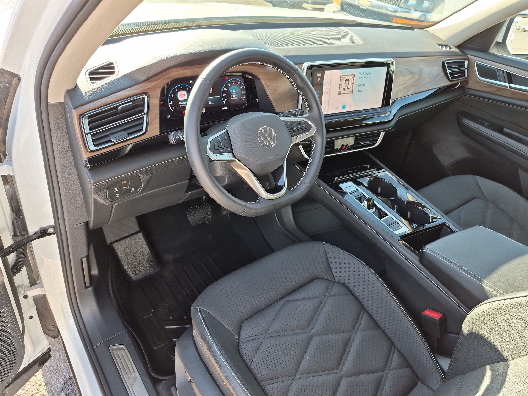 Used 2024 Volkswagen Atlas SE AWD/4WD image 14