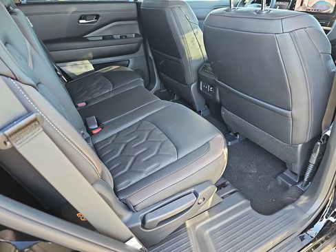 New 2026 Nissan Pathfinder Platinum w/ Accent Package FWD image 14