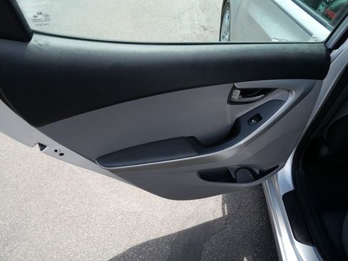 Used 2015 Hyundai Elantra SE FWD image 17