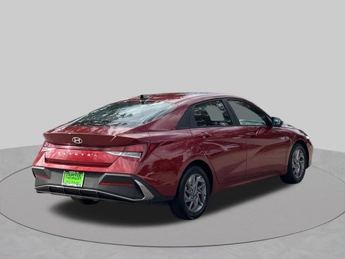 Used 2024 Hyundai Elantra SEL FWD image 5