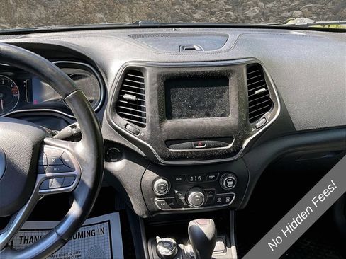 Used 2019 Jeep Cherokee Latitude w/ Cold Weather Group AWD/4WD image 6