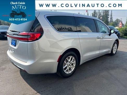 Used 2024 Chrysler Pacifica Touring-L FWD image 7
