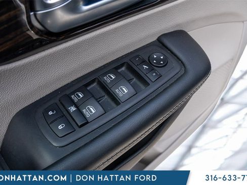 Used 2023 Chrysler Pacifica Limited image 14