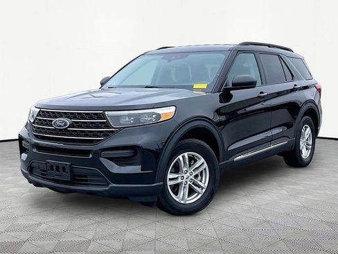 Used 2023 Ford Explorer XLT image 3