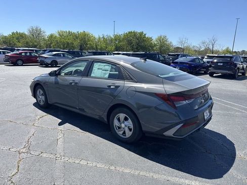 New 2026 Hyundai Elantra SE FWD image 5
